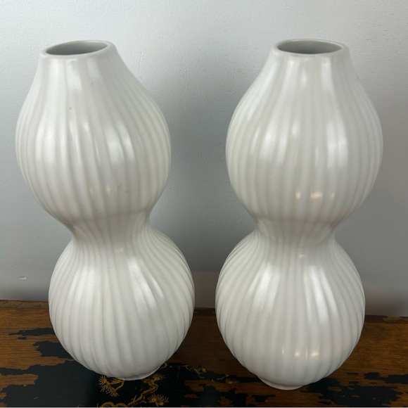 Set of 2 Curvy Vases White 12x5” at base - Picture 3 of 4